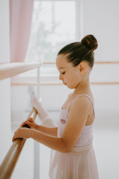 Почему стоит отдать ребенка в балет с двух лет
