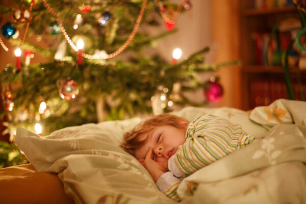 Маленький ребенок в новогоднюю ночь: делать исключение или соблюдать режим