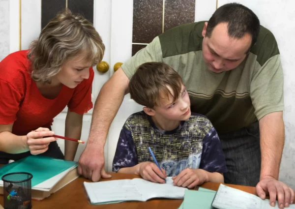 Родители, делающие уроки за ребенка, могут портить его будущее