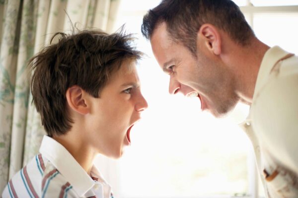 Отец постоянно ругается с сыном, а тот хамит и огрызается: советы психолога
