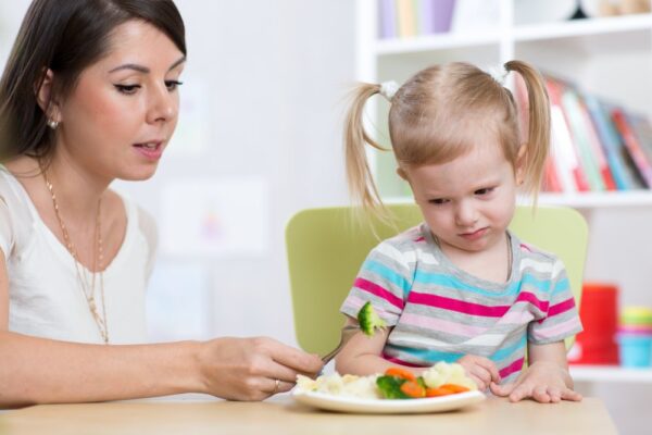 Почему вы никогда не должны уговаривать и заставлять своего ребенка есть