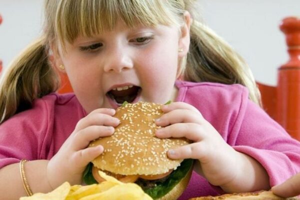 Ребёнок ест много и бесконтрольно. Как с этим бороться