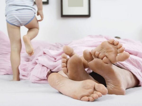 Неприятная родительская ситуация: что делать, если ваш ребенок застукал вас в постели