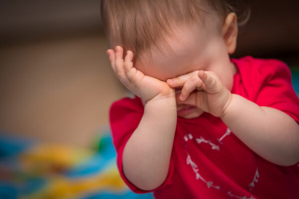 Почему ребенок постоянно трет глаза: проблема не только в усталости, но и в болезнях