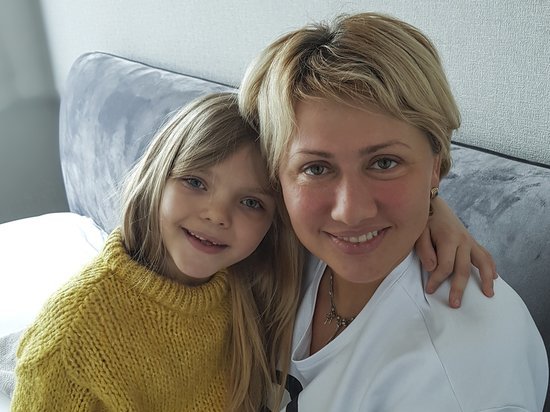 Девочка из детдома с серьезными проблемами со здоровьем стала знаменитой: 11-летняя Зоя Кукушкина покоряет подиумы и участвует в благотворительности