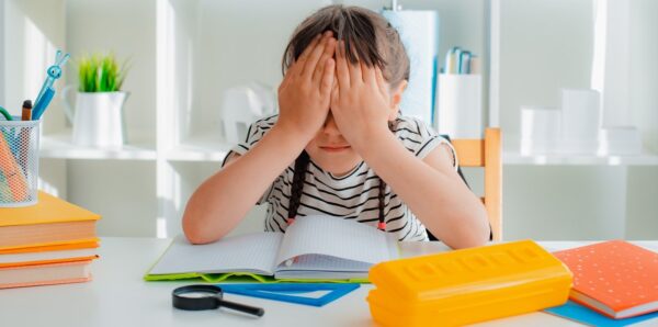 Ребенок сильно переживает из-за плохих оценок в школе: как его поддержать