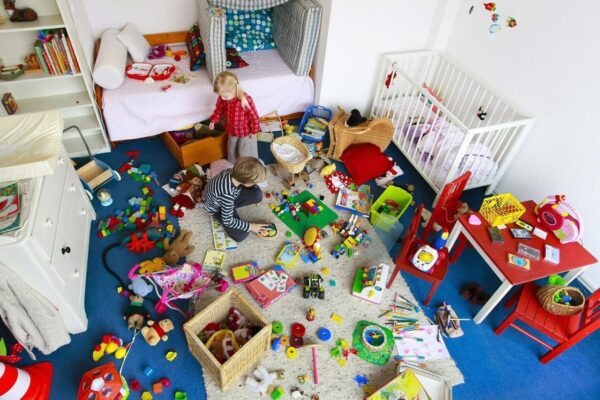 Уборка вместе с ребенком: 12 советов для большего порядка в детской комнате