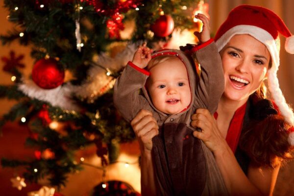 Первые новогодние праздники с ребенком: как сделать их беззаботными и прекрасными для всей семьи