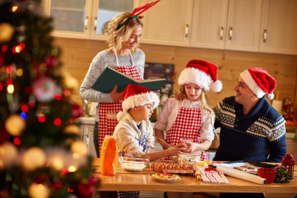 Первые новогодние праздники с ребенком: как сделать их беззаботными и прекрасными для всей семьи