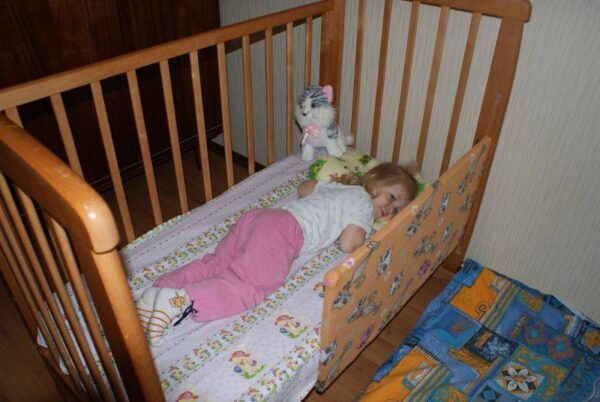 Ребенок не хочет спать один: причины и советы, как с этим бороться