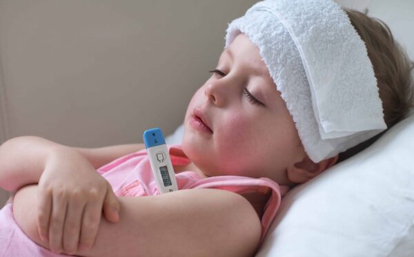 У ребенка повысилась температура тела: когда ее нельзя сбивать и как это сделать без лекарств