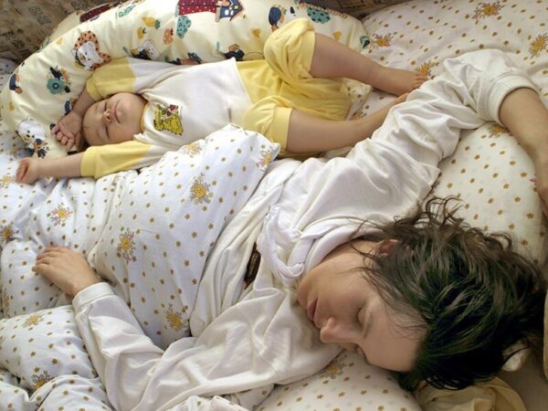 Ребенок не хочет спать один: причины и советы, как с этим бороться