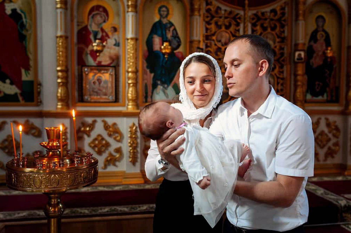 Крещение кто может быть крестными. Крещение ребенка. Крещение детей в церкви. Фотосессия крещения ребенка в церкви. Крещение младенца в храме.
