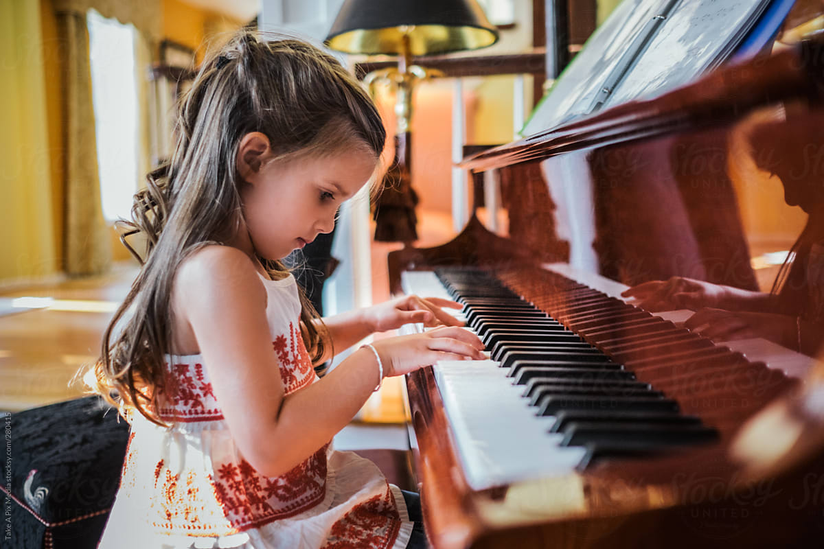 Хочу заниматься музыкой. Ребенок за пианино. Ребенок за роялем. Ребенок за фортепиано. Игра на музыкальных инструментах.