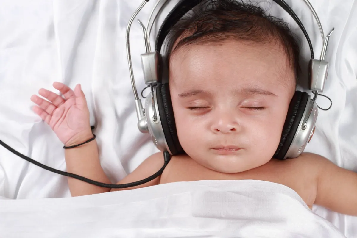 Включить шум новорожденному. Ребенок в наушниках. Дети СЛУШАЮТ музыку. Младенец в наушниках.