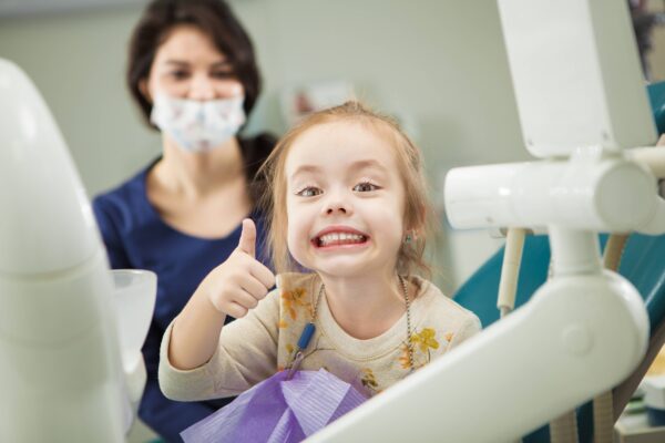 Когда нужно начинать детям чистить зубы, какую выбрать пасту, почему появляется кариес: что необходимо знать родителям о детских зубах
