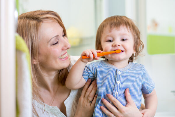Когда нужно начинать детям чистить зубы, какую выбрать пасту, почему появляется кариес: что необходимо знать родителям о детских зубах