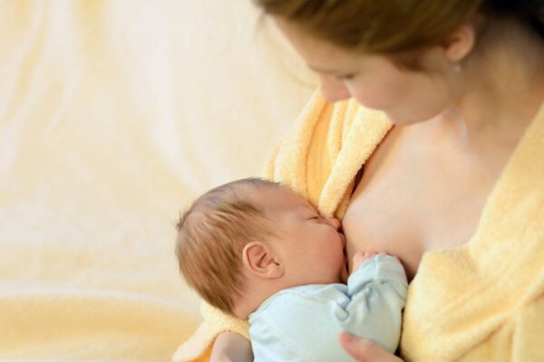 Что делать, если мой ребенок засыпает во время кормления грудью