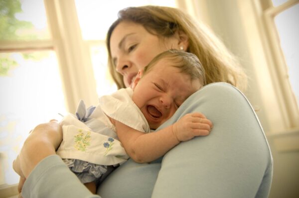 «Успокойте своего ребенка!»: как реально помочь ребенку, когда он плачет