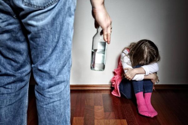 Можно ли употреблять алкоголь в присутствии детей? Какие последствия могут быть, если ребенок становится свидетелем распития спиртных напитков