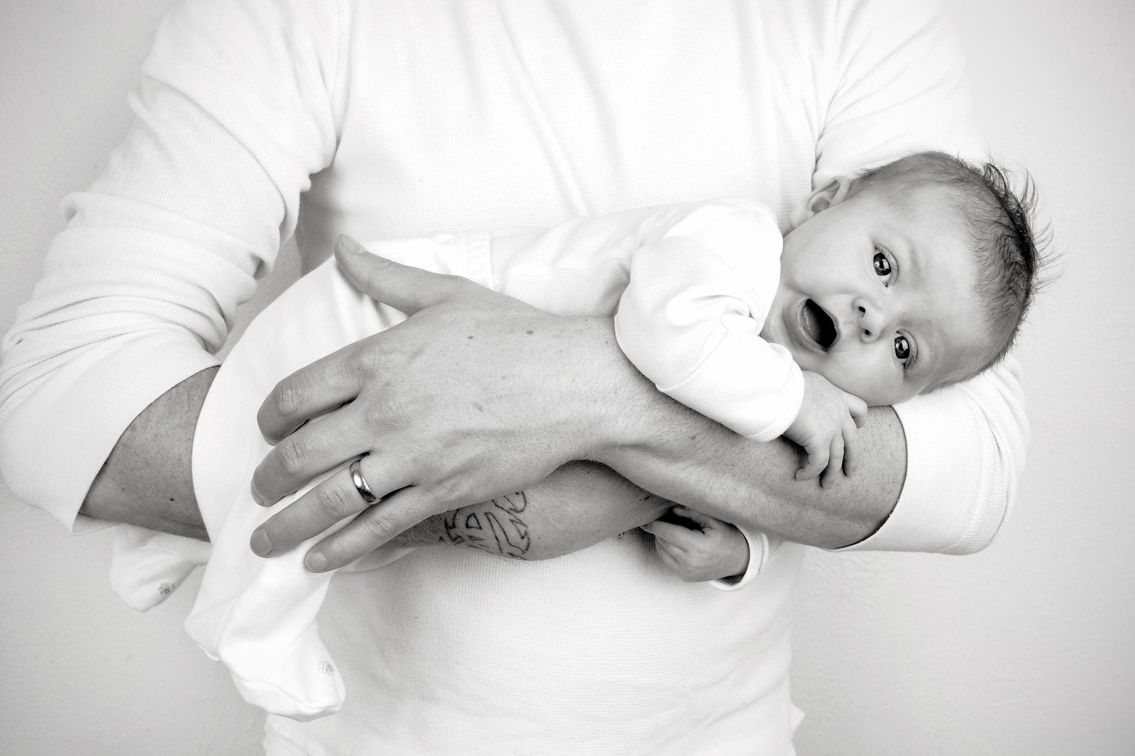 Сонник новорожденный на руках. Маленький ребенок на руках. Фотосессия с новорожденным. Фото младенца. Мама держит новорожденного на руках.