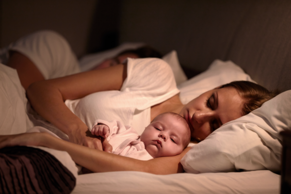 Совместный сон или отдельная детская кроватка: «Берегите и себя, родители!»