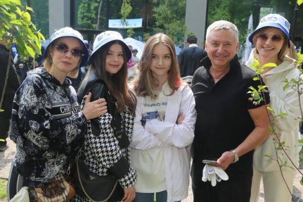 Марина Зудина с дочкой и Олег Табаков с семьёй, фото: Монависта