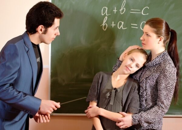 Не учитель, а мучитель: что делать, если родителям и ребенку не нравится педагог