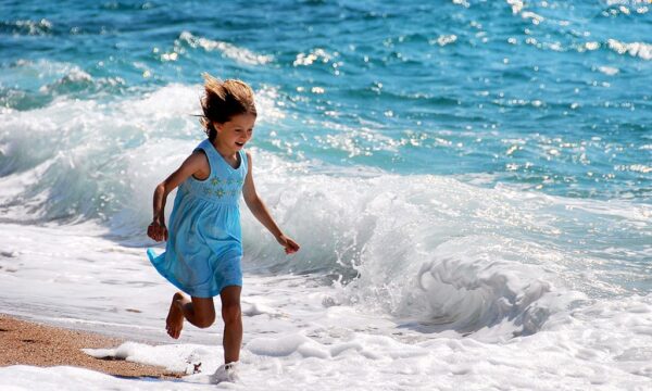 Отдых не в радость: что делать, если ребёнок катастрофически боится моря и медуз
