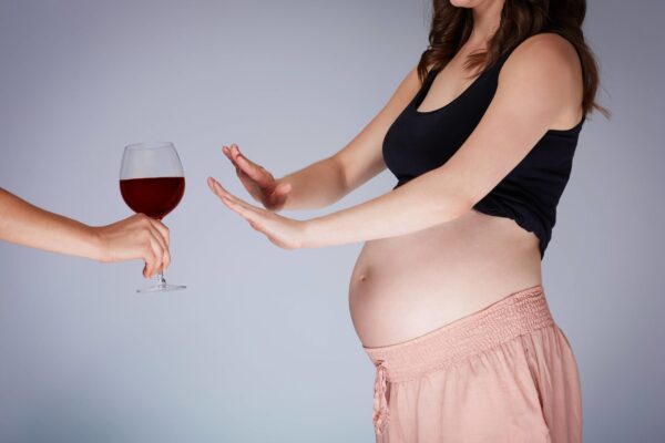 Можно ли беременным женщинам пить алкоголь, а также безалкогольное вино или пиво: вред или польза
