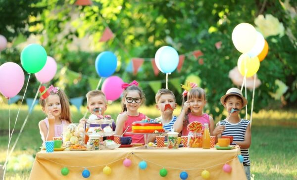 Как организовать детский праздник на открытом воздухе: сценарий, украшение и оформление