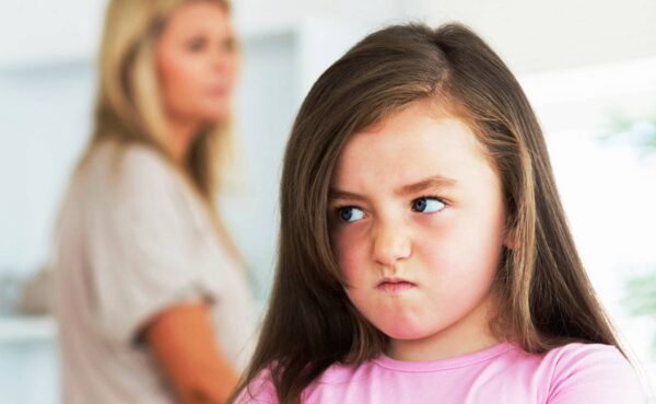 Ребенок ненавидит родителей: как быть
