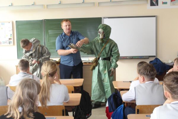С 1 сентября в российских школах введут предмет "Основа безопасности и защита Родины"