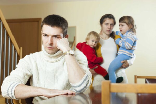 Муж ревнует к ребенку: как наладить отношения в семье, советы психолога