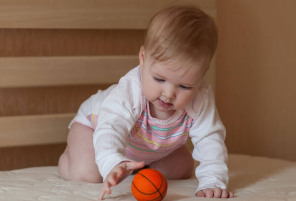 Ребенок в 5 месяцев: развитие, умения, навыки мальчика и девочки