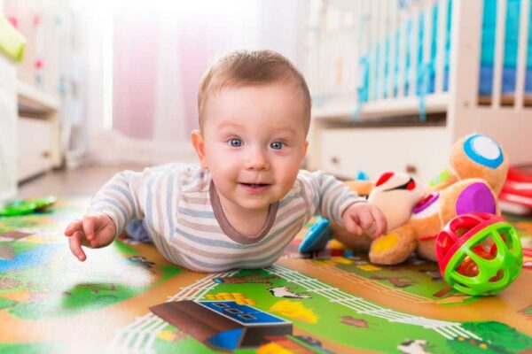 Развитие ребенка в 8 месяцев: что должен уметь малыш и как помочь развиваться малышу в 8 месяцев