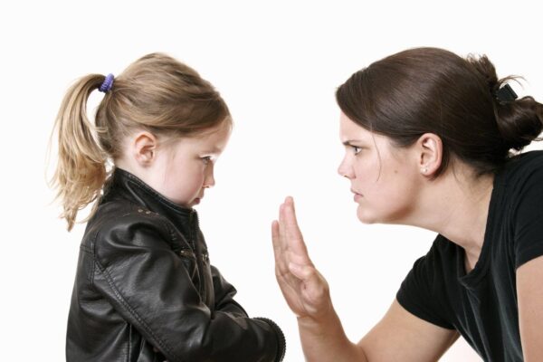 Детский шантаж: как поступить, если ребенок шантажирует родителей