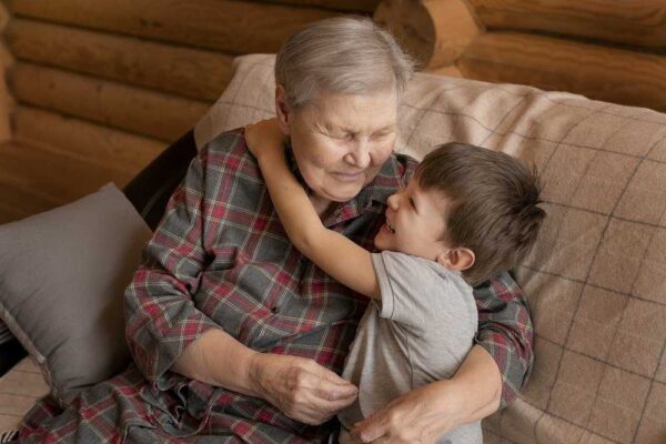 Ученые провели исследование, которое объяснило, почему бабушки любят внуков больше, чем детей
