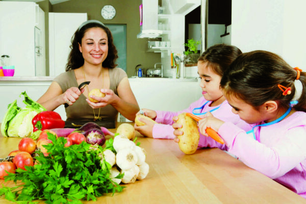 Как научить ребёнка чистить картошку: советы родителям