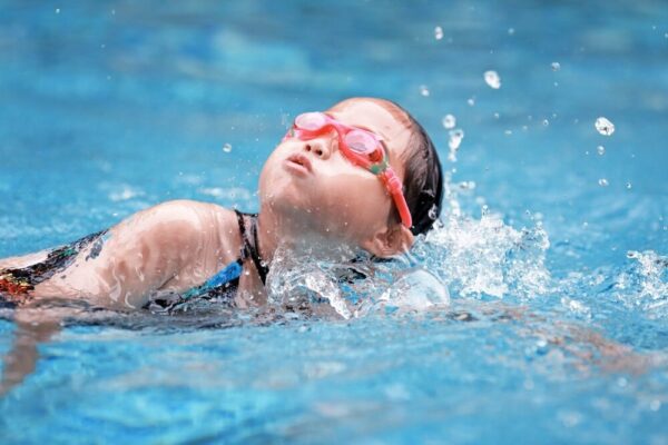 Учим ребенка плавать: советы для родителей дошкольников и младшеклассников