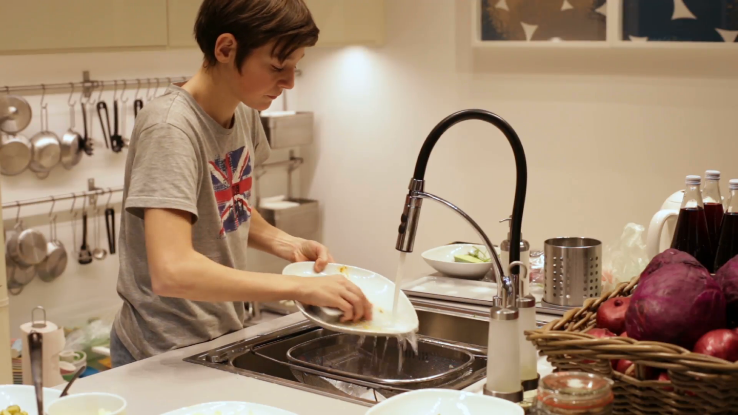 Helen wash the dishes for fifteen minutes. Подросток моющие посуду. Подросток моет посуду. Мужчина моющий посуду. Парень моет посуду.