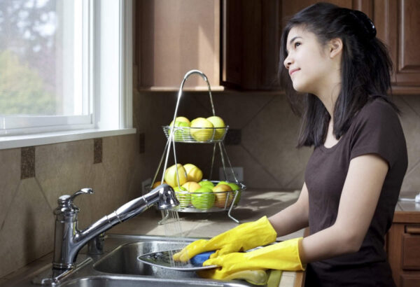Подросток не хочет мыть за собой посуду: как быть