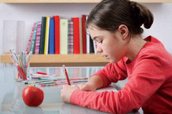 Ребенка-левшу учителя ругают за плохой почерк: как быть в данной ситуации