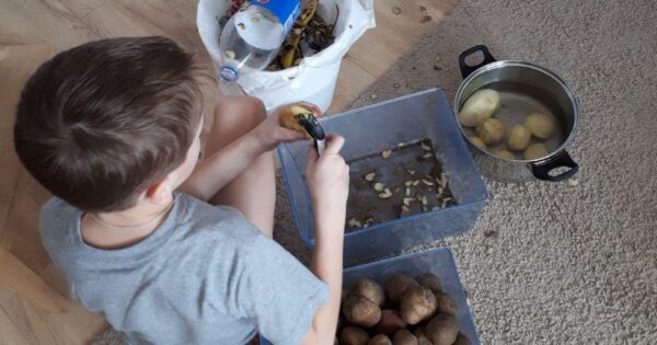 Как научить ребёнка чистить картошку: советы родителям