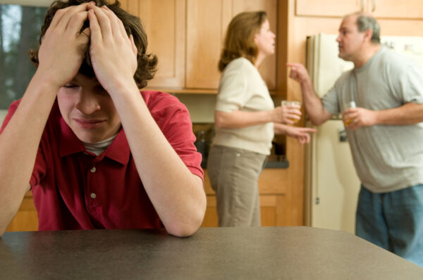 Родители постоянно конфликтуют: нужно ли подростку вмешиваться в семейные ссоры