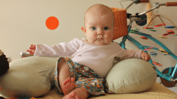 Во сколько месяцев ребенок начинает сидеть и как его научить: советы и рекомендации