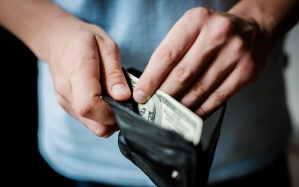 Подросток взял из кошелька деньги без спроса: что делать и как реагировать родителям