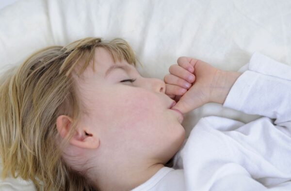 5-летний ребенок постоянно что-то сосет во сне: что делать и нормально ли это