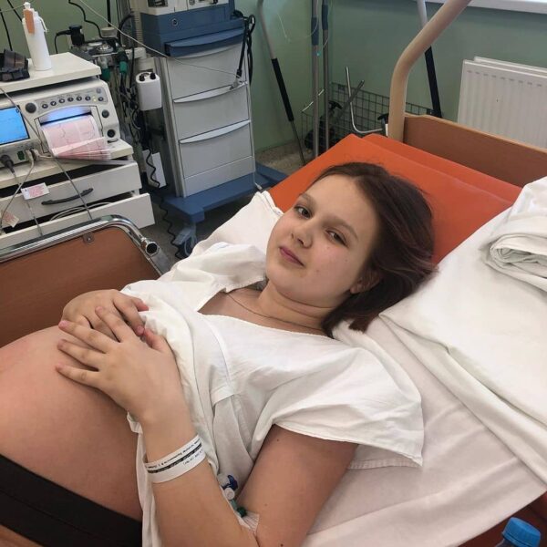 «Как выросла», - забеременевшая в 13 лет Дарья Суднишникова показала фото подросшей дочери
