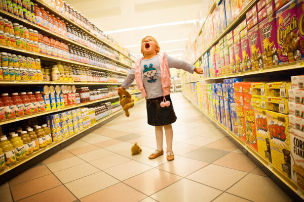 Ребенок испортил товар в магазине: нужно ли по закону  платить за испорченную продукцию